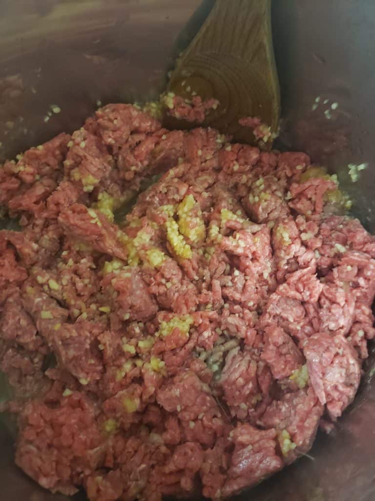 beef and garlic in pot.