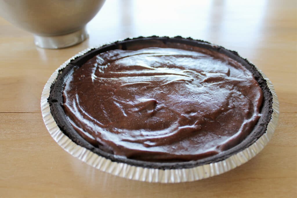 chocolate pudding inside of oreo pie crust