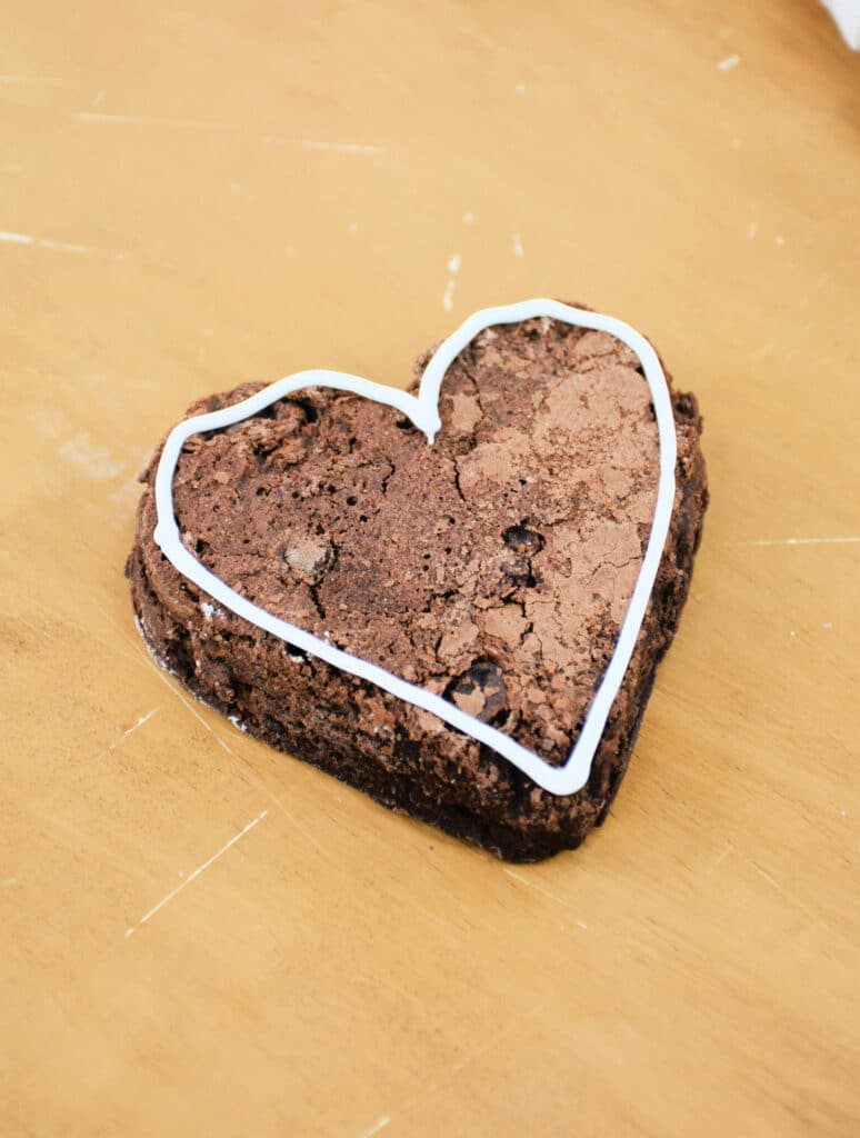 heart shaped brownies with thin line of white chocolate frosting on the edges