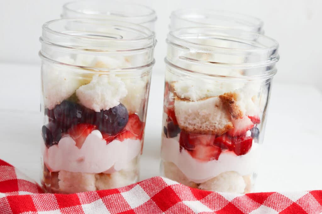 last layer of trifle in glass mason jars