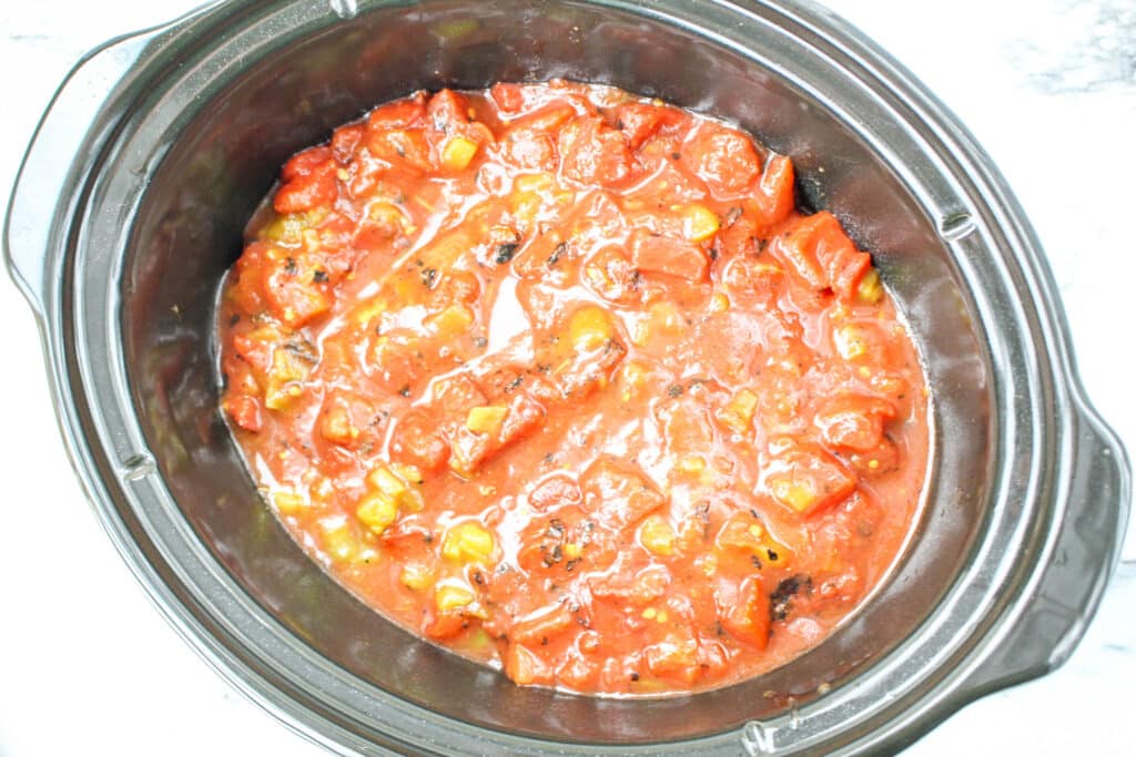 tomatoes, peppers and beef in a slow cooker