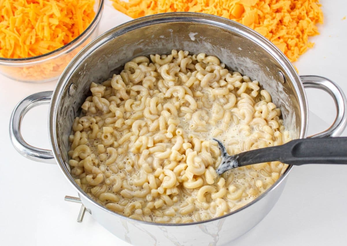 cooked elblow noodles and a cream sauce in a large pot