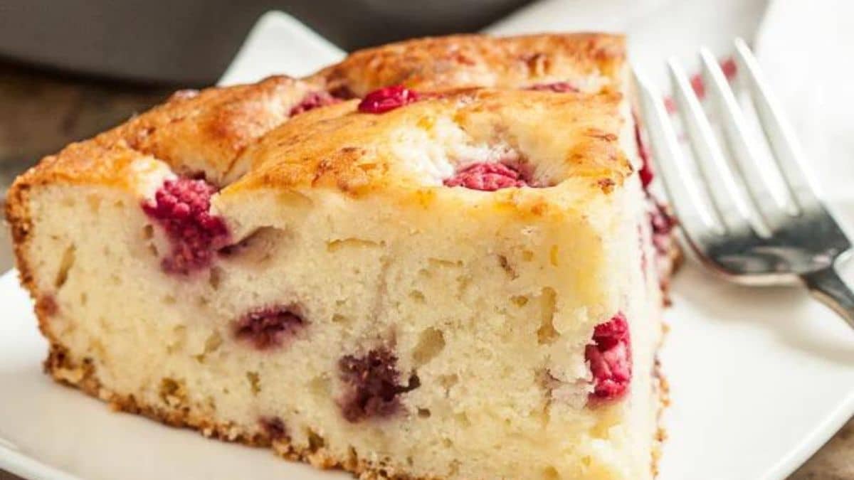 A slice of cake made with berries and cottage cheese.