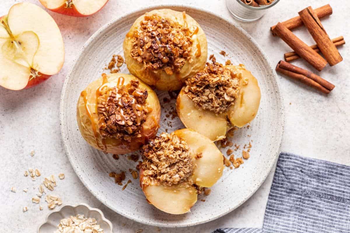 Apples baked with oatmeal on top