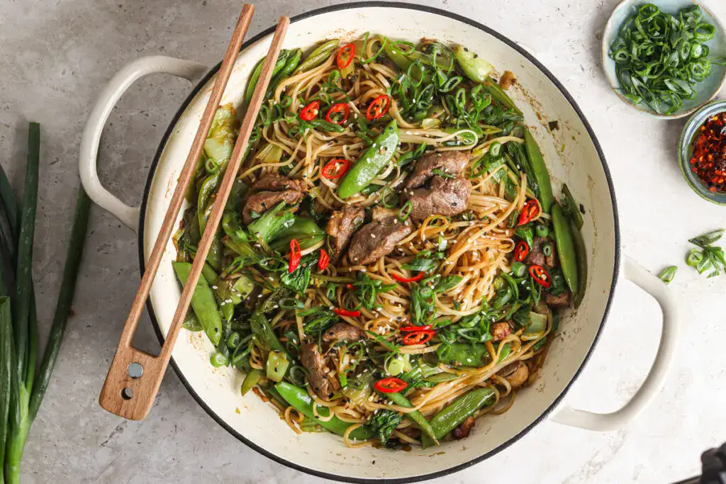 A bowl of noodles and vegetables.